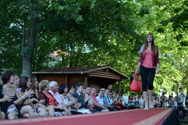 Francia Divatbemutató a Bencs Villában 