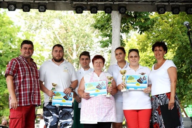 Tóparti bográcsparty-val folytatódott a nap