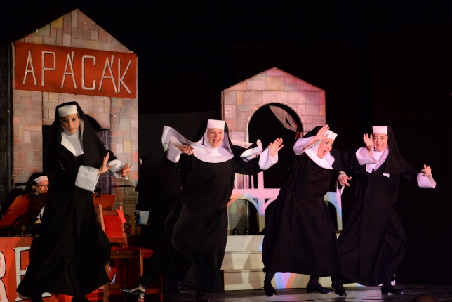 Apácák a Mandala Színpadán