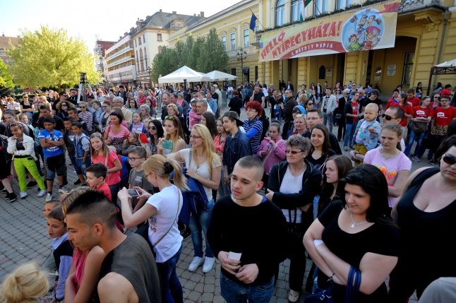 Helló Nyíregyháza Kossuth tér kora délután 2