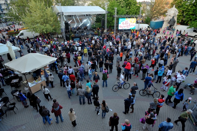 Helló Nyíregyháza Kossuth tér este és Ocho Macho koncert