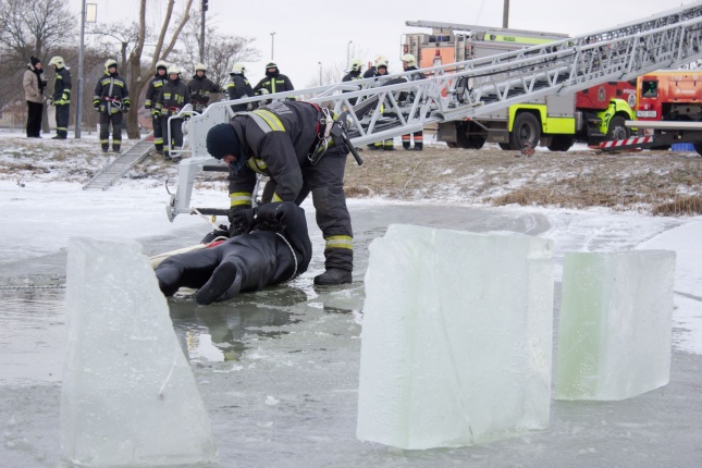 Jégről mentés a Bujtoson - fotó Szarka Lajos