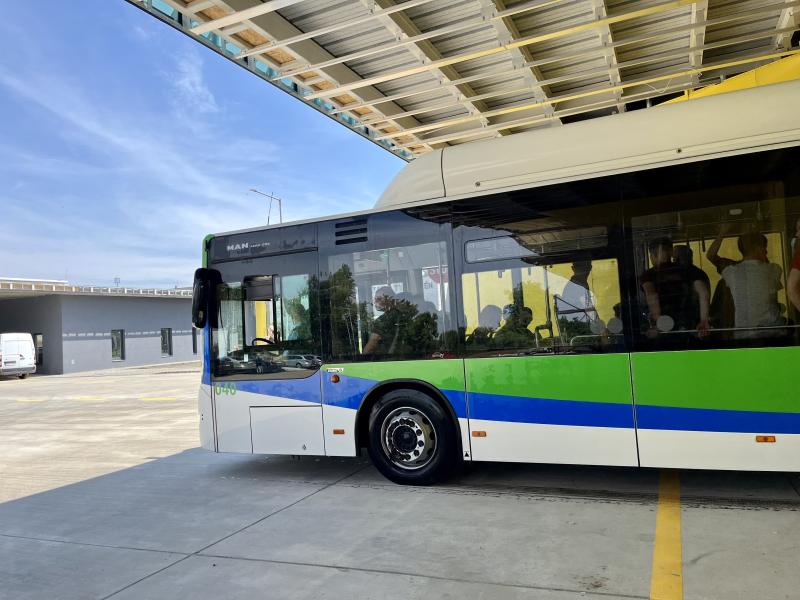 Új autóbusz-telephely Nyíregyházán – Középiskolás diákoknak tartottak bemutatót