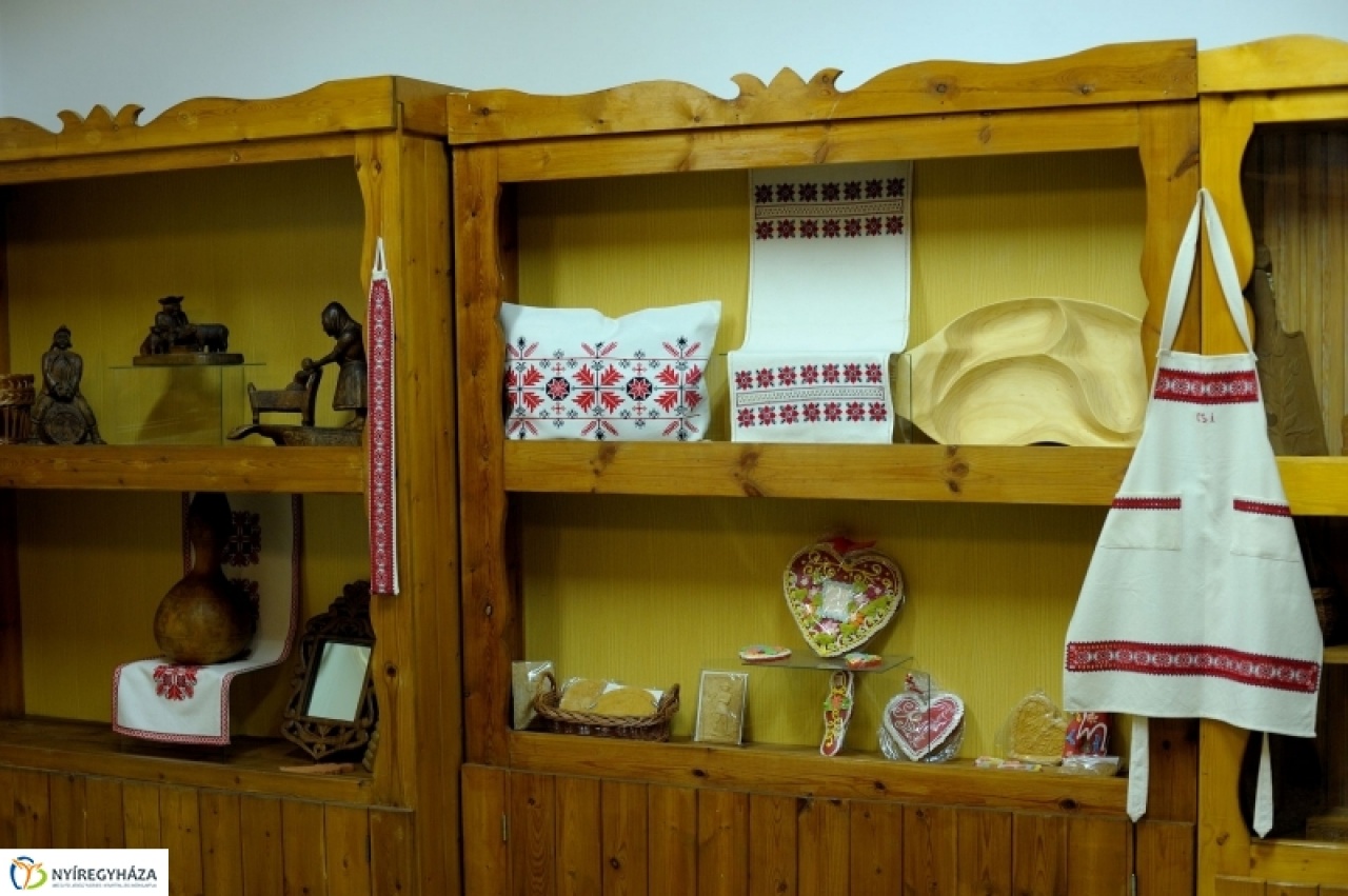 Népművészek karácsonyi vására a Móricz Zsigmond könyvtárban