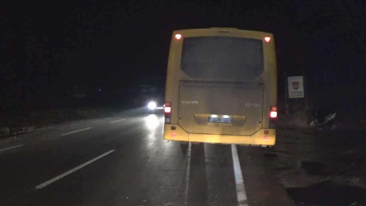 Autóbusz ütközött egy mellette érkező autónak