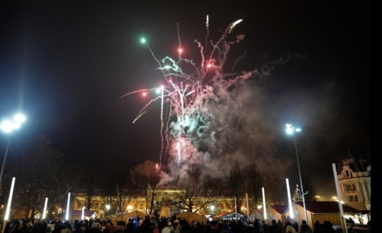 Óévbúcsúztató sztárvendégekkel, tűzijátékkal a Kossuth téren 