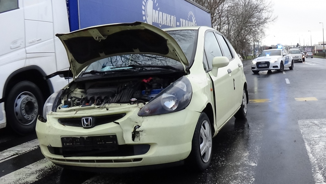 Kórházba szállították az Orosi úti balesetben megsérült sofőrt