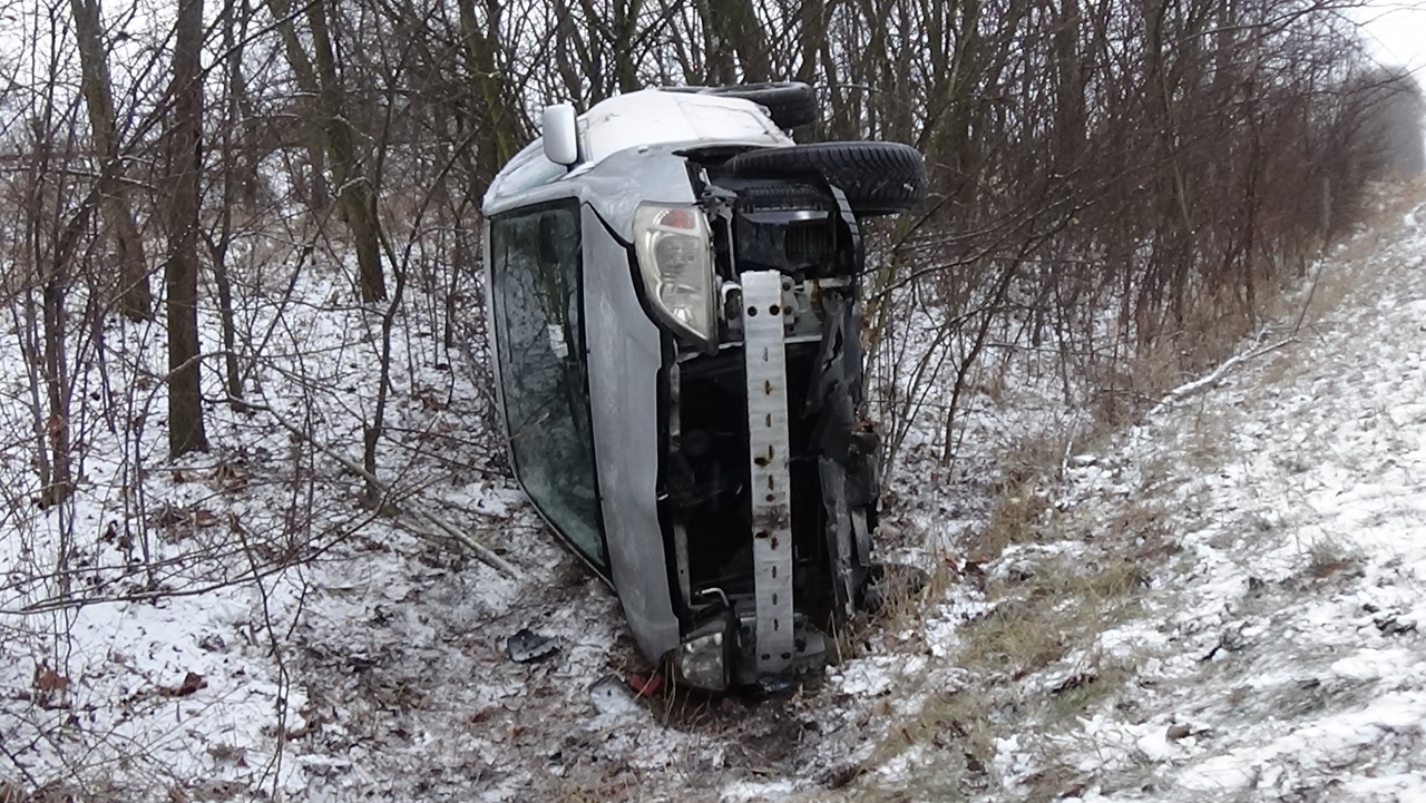 Tragédia is történhetett volna! – Árokba csapódott és felborult egy személygépkocsi