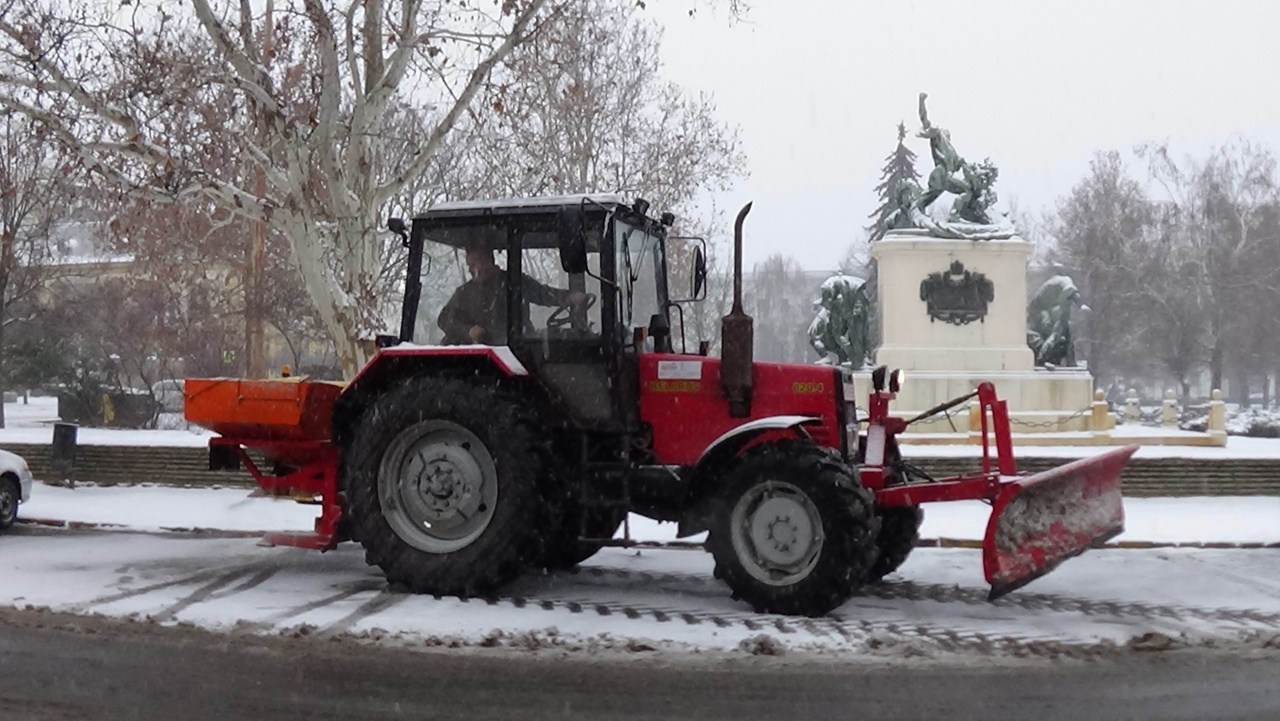 A NYÍRVV munkatársai folyamatosan csúszásmentesítik a parkolókat, dolgoznak az utakon