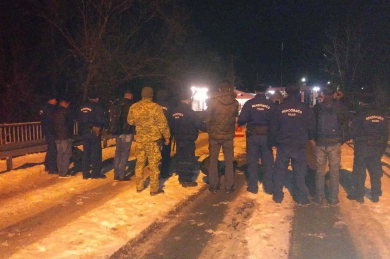 Őrizetbe vették az Uszkánál elfogott embercsempészeket