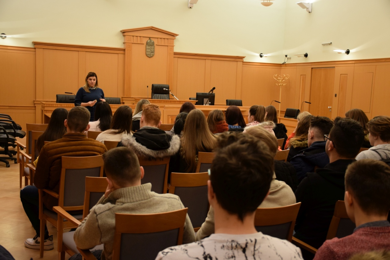 Az Arany János Gimnázium tanulói látogattak a törvényszékre