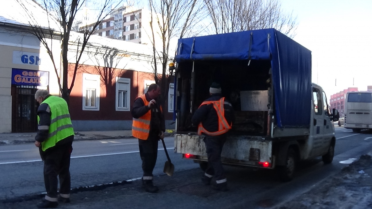 Kátyúzás – Megkezdődött az úthibák téli kijavítása Nyíregyházán