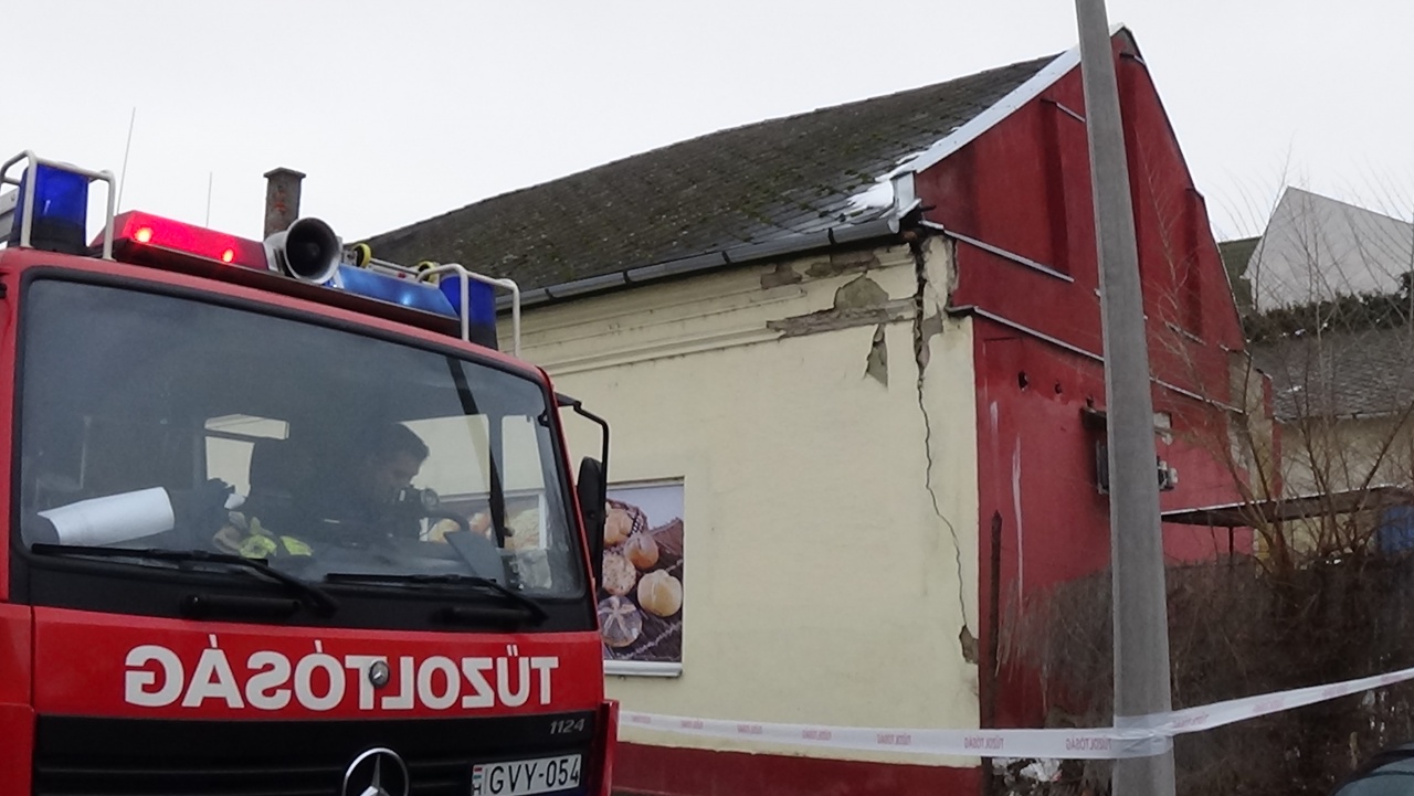 Életveszélyes! – Omladozó falhoz riasztották a nyíregyházi tűzoltókat