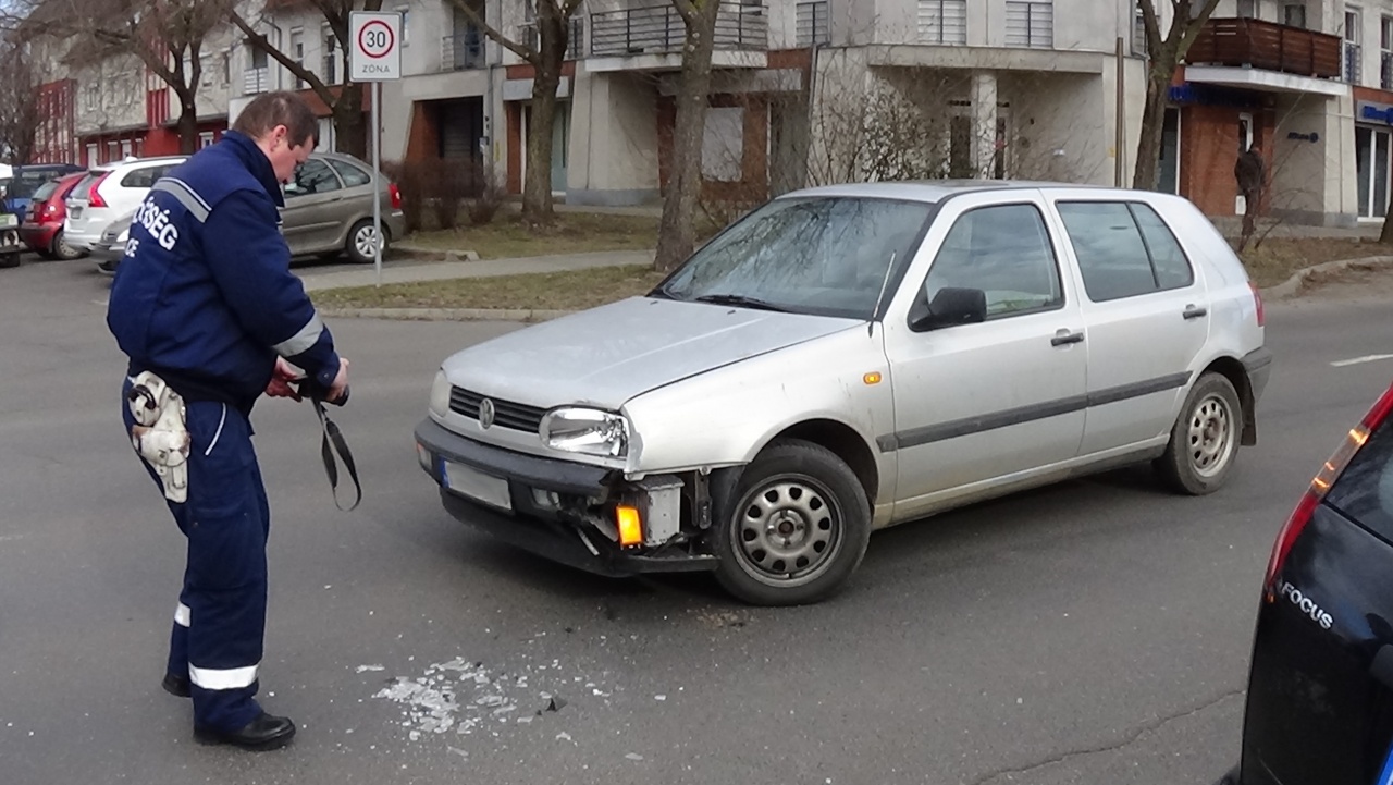 Műszaki hibás járművet vontató autó okozott balesetet a Szegfű utcán
