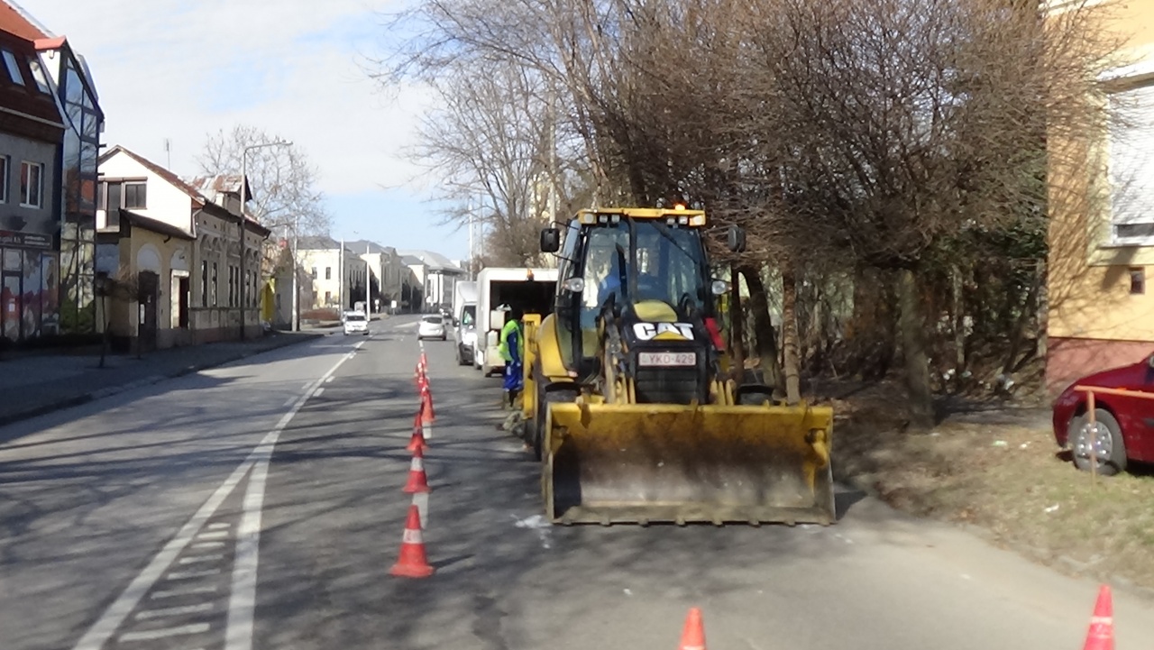 Csőtörés a Debreceni úton – A NYÍRSÉGVÍZ munkatársai forgalomkorlátozás mellett dolgoznak