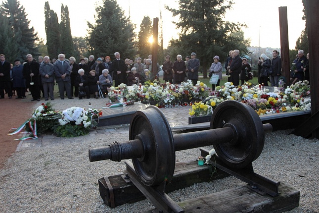 Elhurcoltak – megemlékezés a temetőben