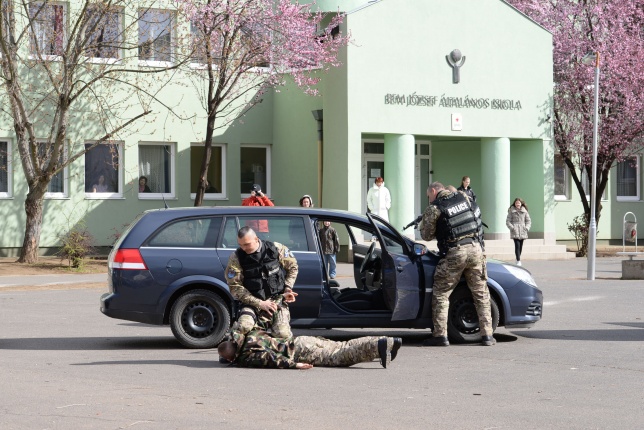 Kommandós bemutató a Bem József Általános Iskolában