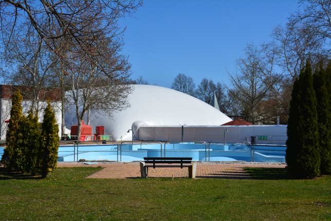 Elbontják a sátrat az 50 méteres medencéről a Sóstói Strandon