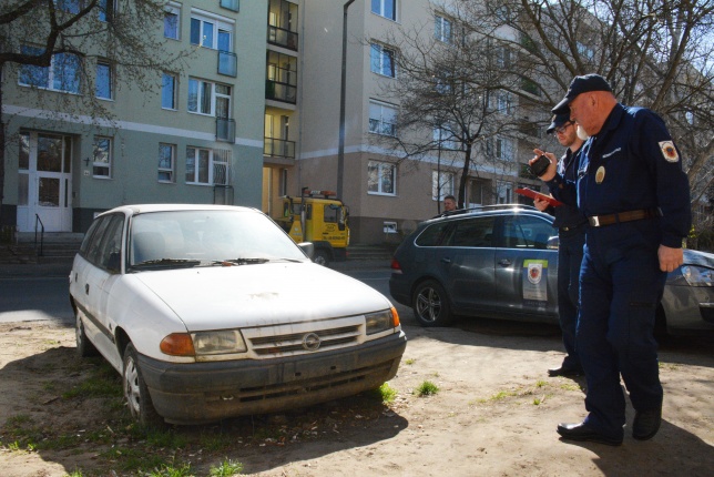 Elhagyott járművet szállítottak el a Szarvas utcán