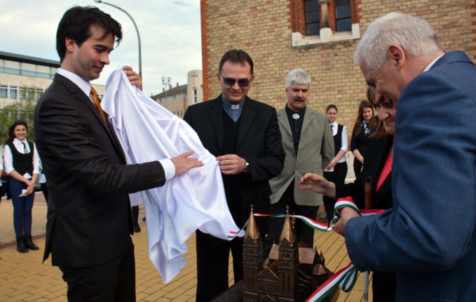 Dombormű avatás a Római Katolikus Templom előtt