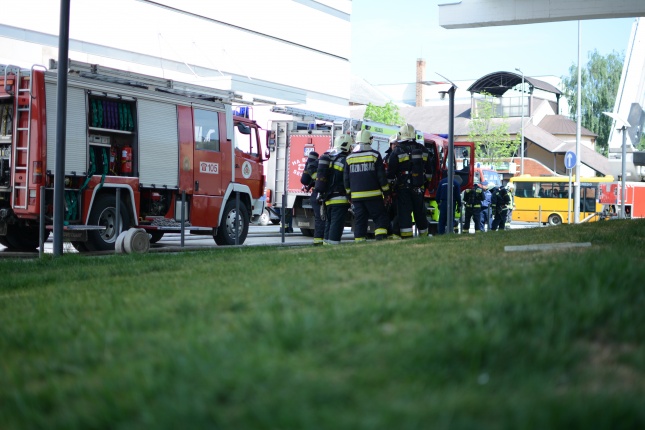 Tűzoltók gyakorlatoztak a VMKK épülete mellett