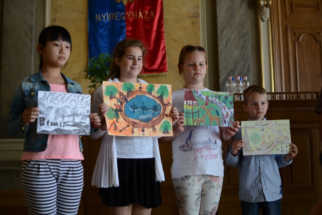 Gyermekrajz kiállítás díjkiosztó a Városháza Dísztermében