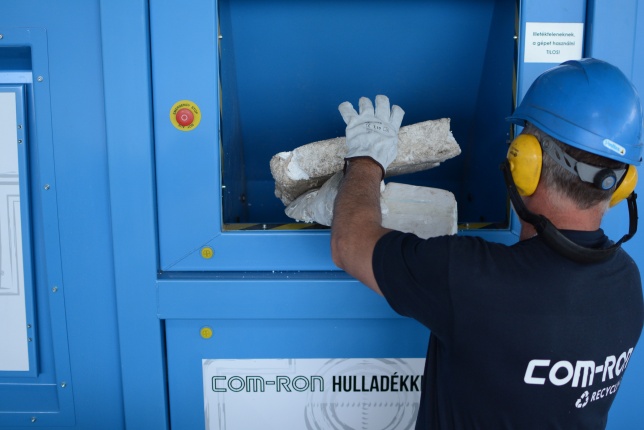 Hungarocell présgép átadása a THG Kft. hulladék válogatójában