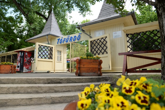 Kinyitott a Tófürdő