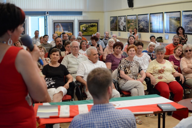 Kiállítás megnyitó és könyvbemutató a Móricz Zs. könyvtárban