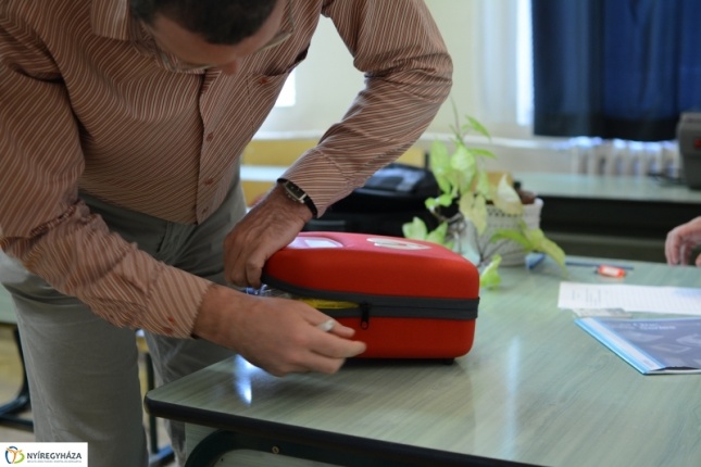 Defibrillátor kapott a Kölcsey Gimnázium