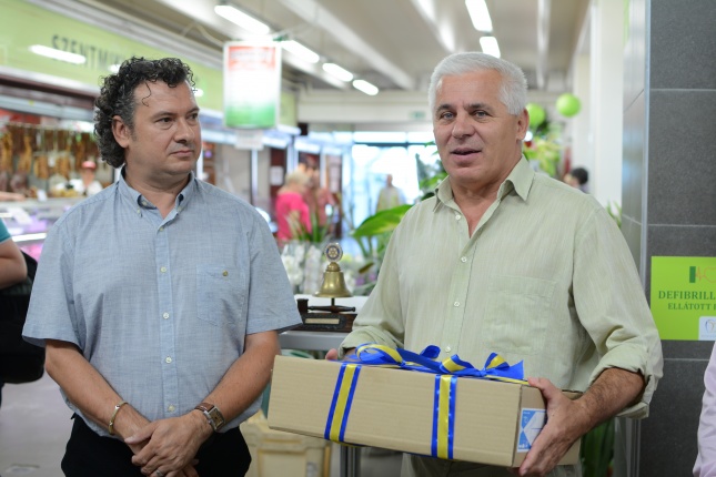 Defibrillátort kapott a megújult piaccsarnok