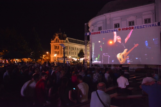 Filmvetítés a Kossuth téren