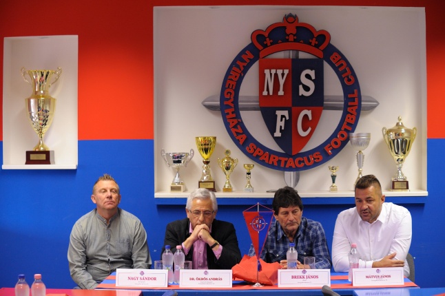 Háromfős elnökség a Szparinál