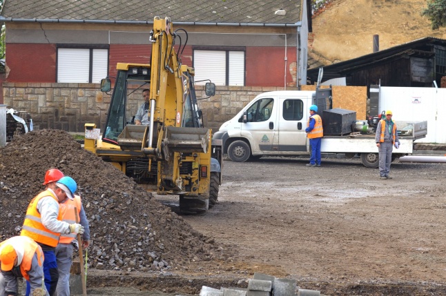 Leaszfaltozzák a parkolót