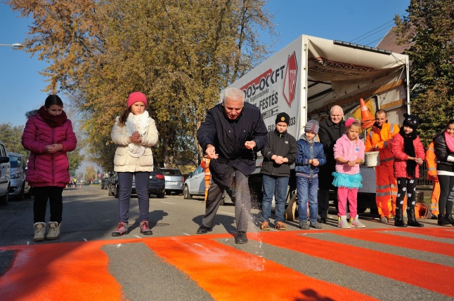 Új Alma utcai zebra felfestése