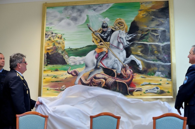 Sárkányölő Szent György a megyei rendőrkapitányságon