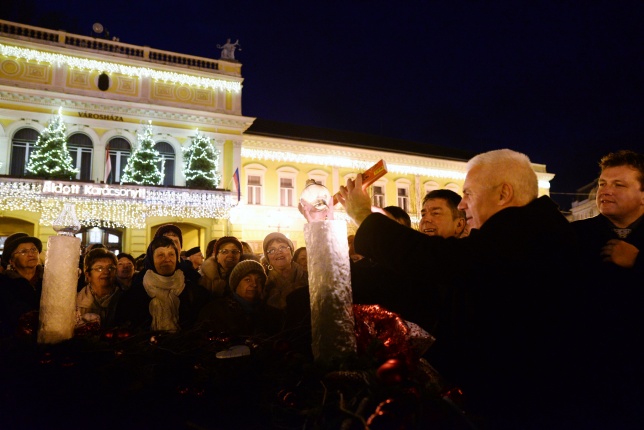 Adventi gyertyagyújtás a Kossuth téren