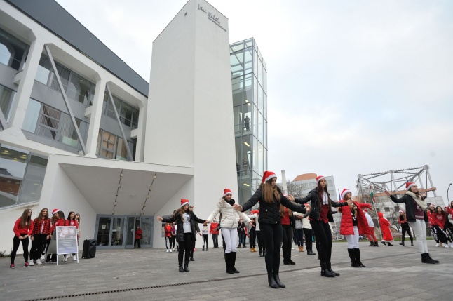 Mikulás flashmob a Váci Mihály Kulturális Központ előtt
