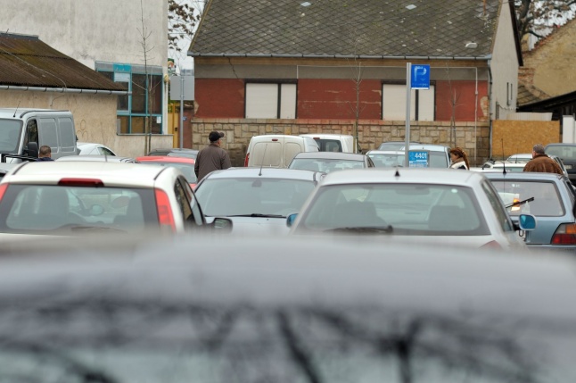 Univerzum Üzletház mögötti felújított parkoló átadása