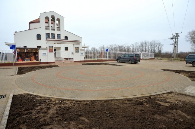 Új parkoló és dísztér Örökösföldön