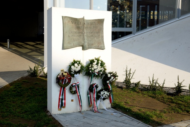 Váci emléktábla koszorúzás a VMKK előtt