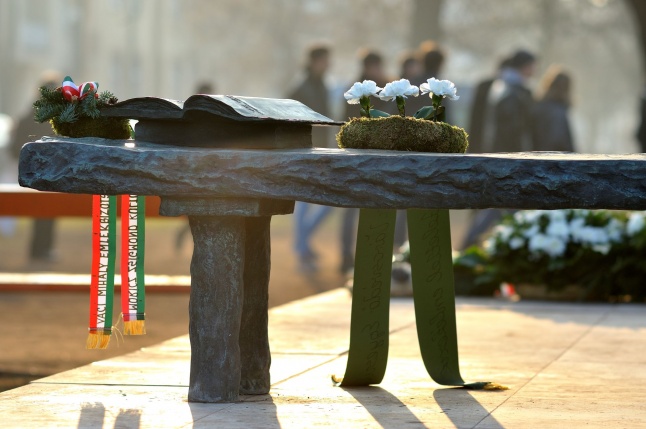 Megemlékezés Váci Mihály szobránál