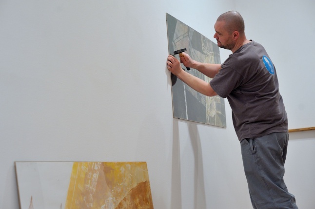 Jelen-levők című tárlat berendezése