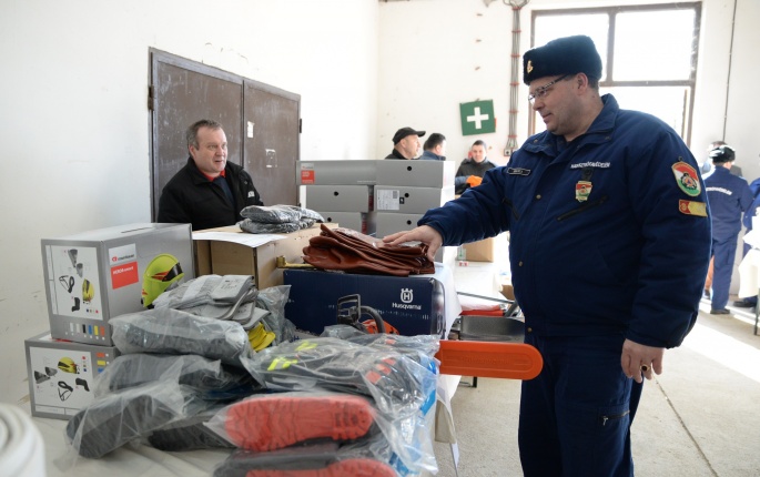 Védőfelszerelések átadása az önkéntes katasztrófavédőknek