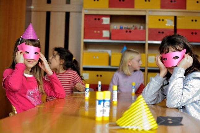 Farsangra készülve a Móricz Zsigmond Könyvtárban