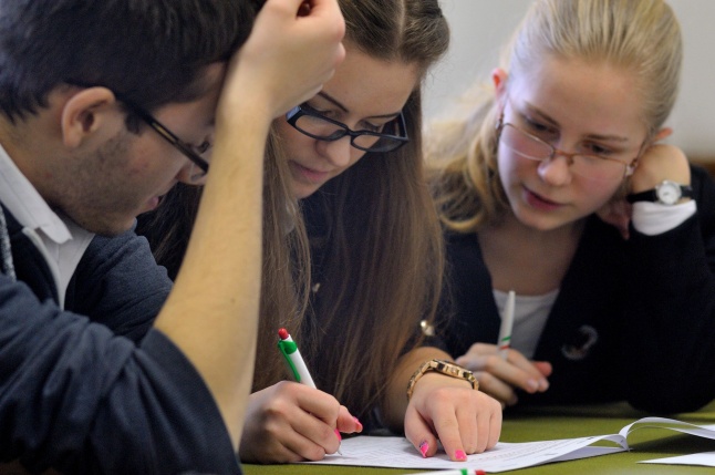 Középiskolai vetélkedő - Túl az első X-en