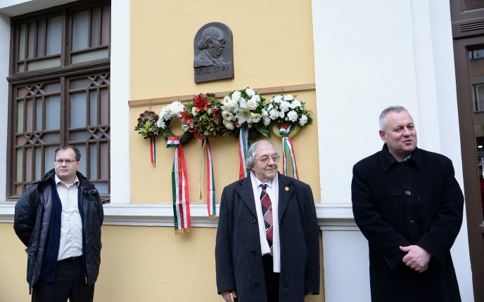 Koszorúzás Dienes István emléktáblája előtt