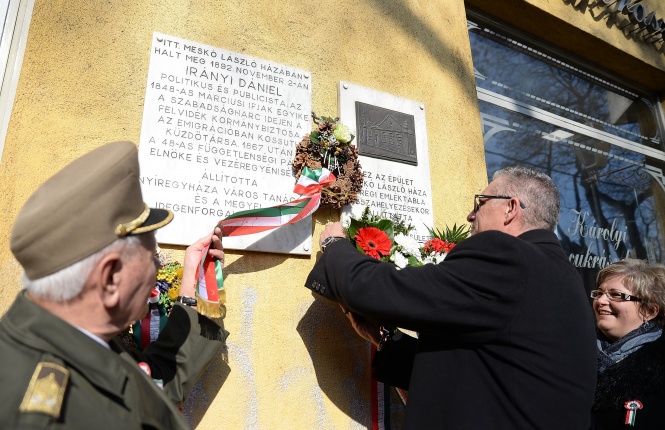 Koszorúzás Irányi Dániel emléktáblájánál