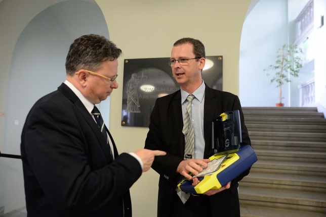 Defibrillátort kapott a Törvényszék