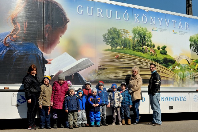 Guruló Könyvtár Mandabokorban